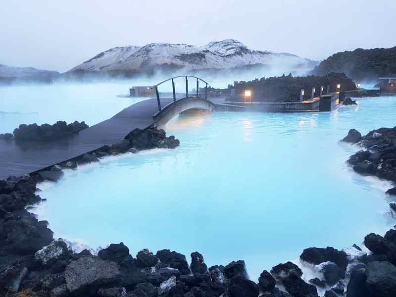 Vista general de la Blue Lagoon de Islandia con su particular color azul claro y el vapor que emana de sus calientes aguas empañando la estampa. Cosas que hacer en Islandia