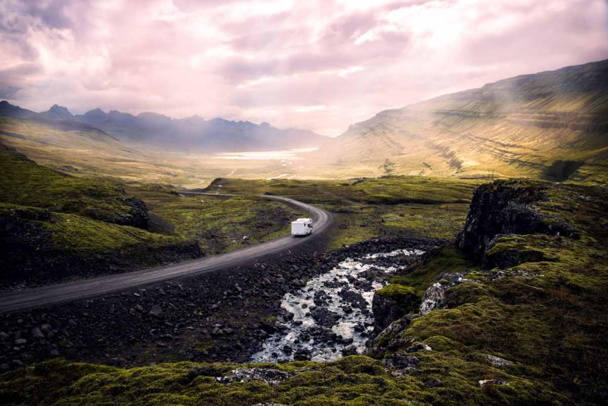 Autocaravana conduciendo por un paisaje volc&aacute;nico de Islandia