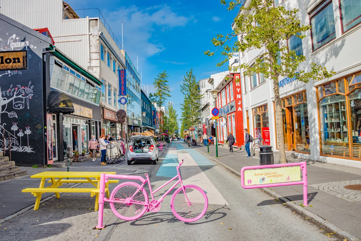 Los amantes de la comida exploran la escena culinaria de Reykjavik en un paseo gastronómico guiado, donde degustan platos tradicionales islandeses y delicias locales