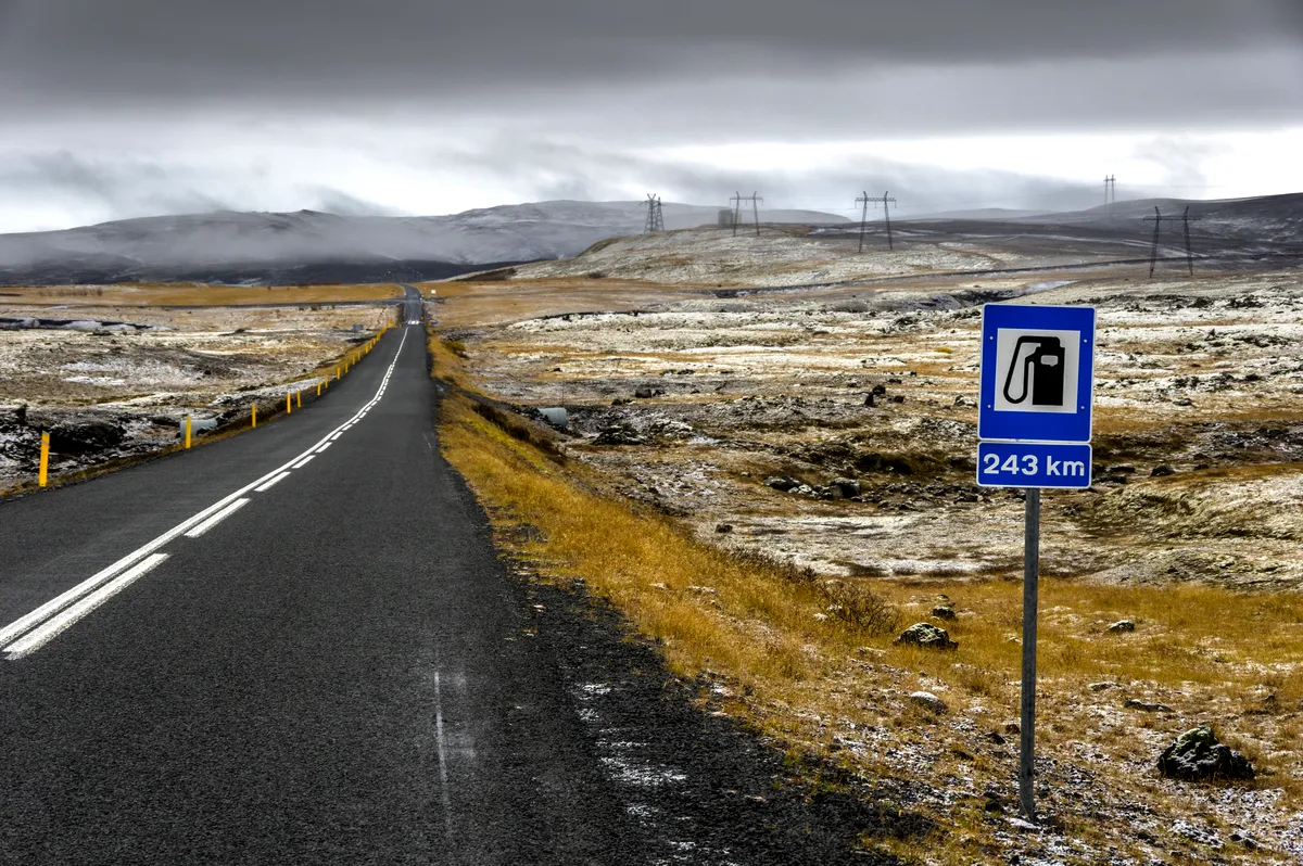 La se&ntilde;al de tr&aacute;fico que indica la pr&oacute;xima gasolinera se encuentra a 243 km a lo largo de la remota Ring Road de Islandia