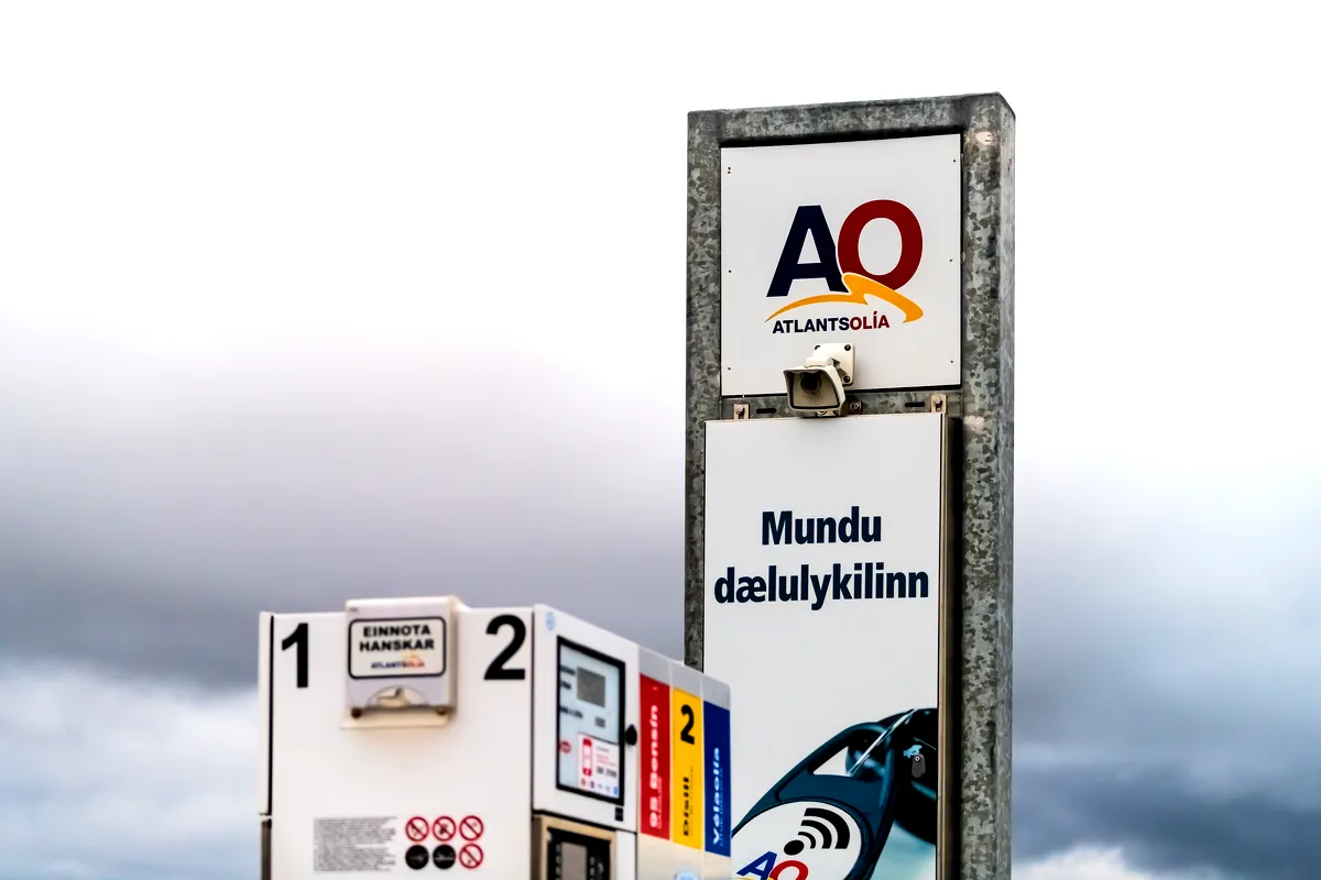 Gasolinera Atlantsol&iacute;a en Islandia, con modernos surtidores y se&ntilde;alizaci&oacute;n para repostar durante los viajes por carretera.