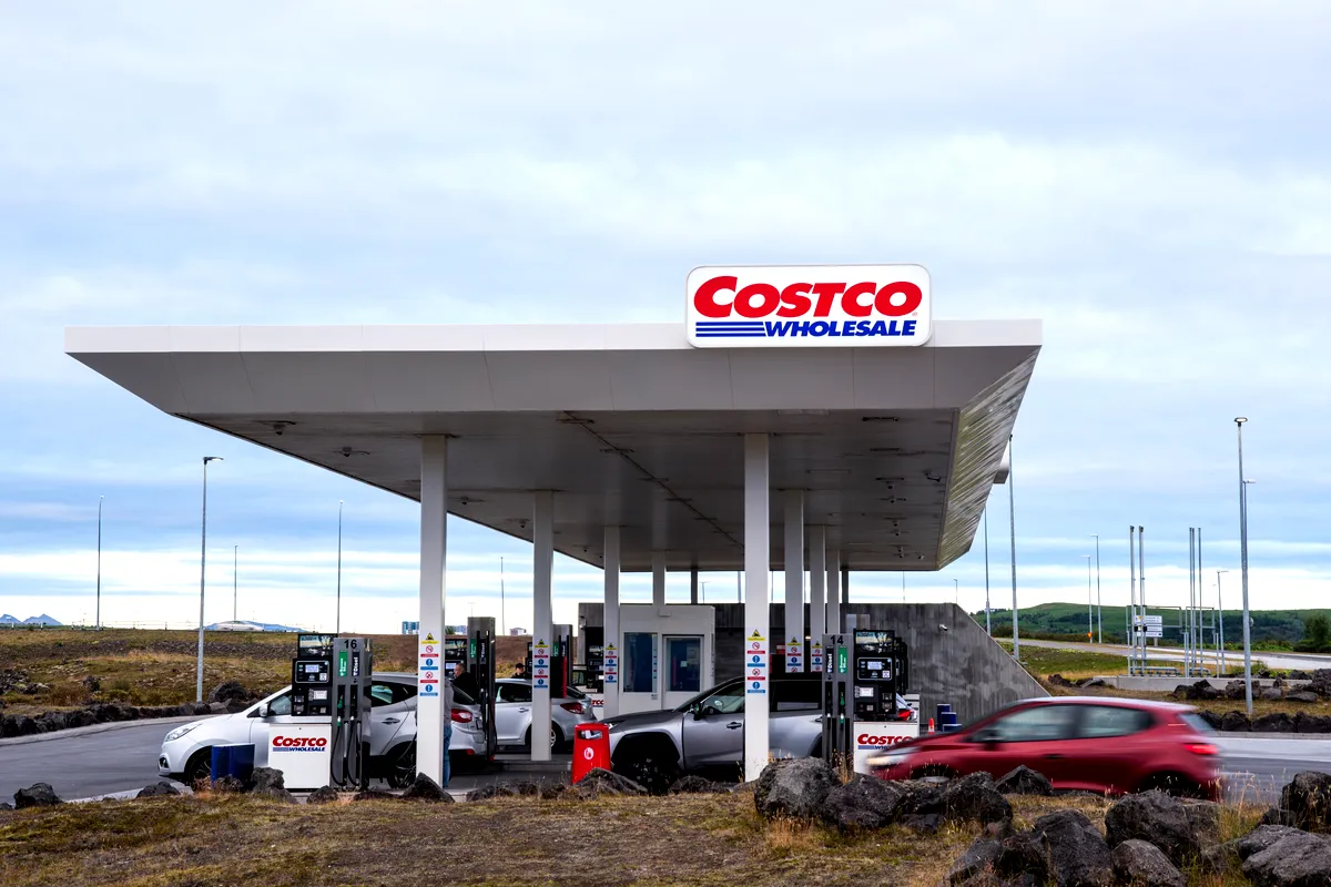 Gasolinera Costco en Islandia, conocida por sus precios de combustible asequibles y su servicio conveniente para los viajeros.