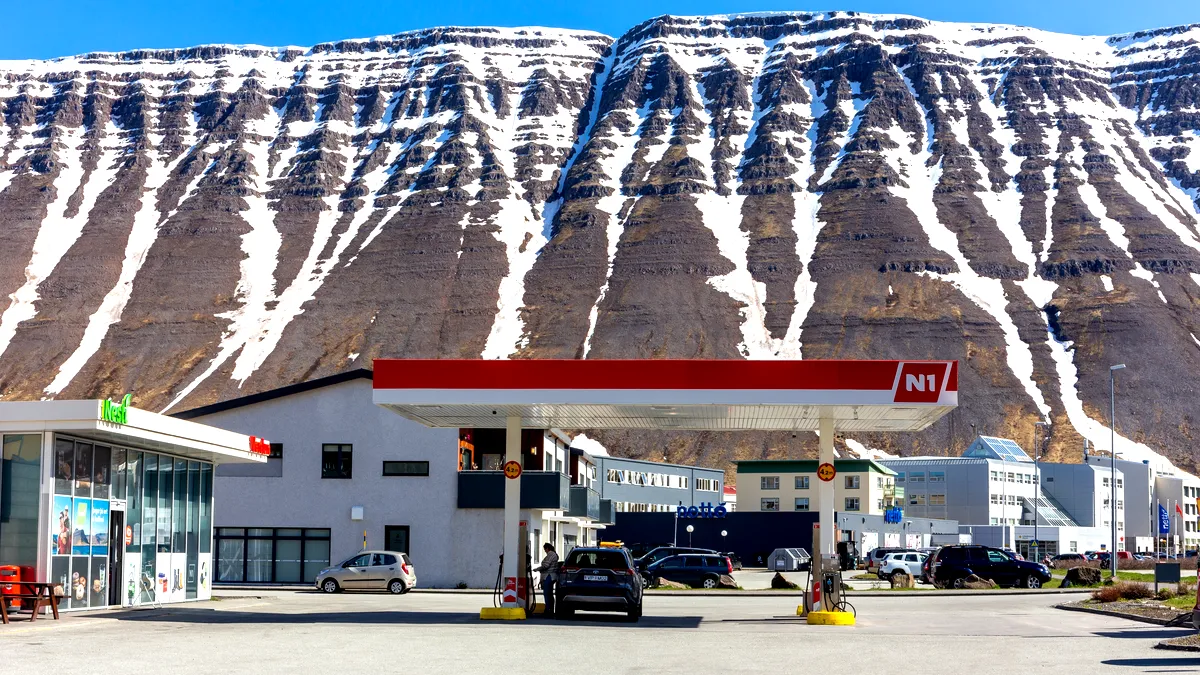 Gasolinera N1 en Islandia, ubicada con un impresionante tel&oacute;n de fondo de monta&ntilde;a, que ofrece servicio completo de combustible Opciones.