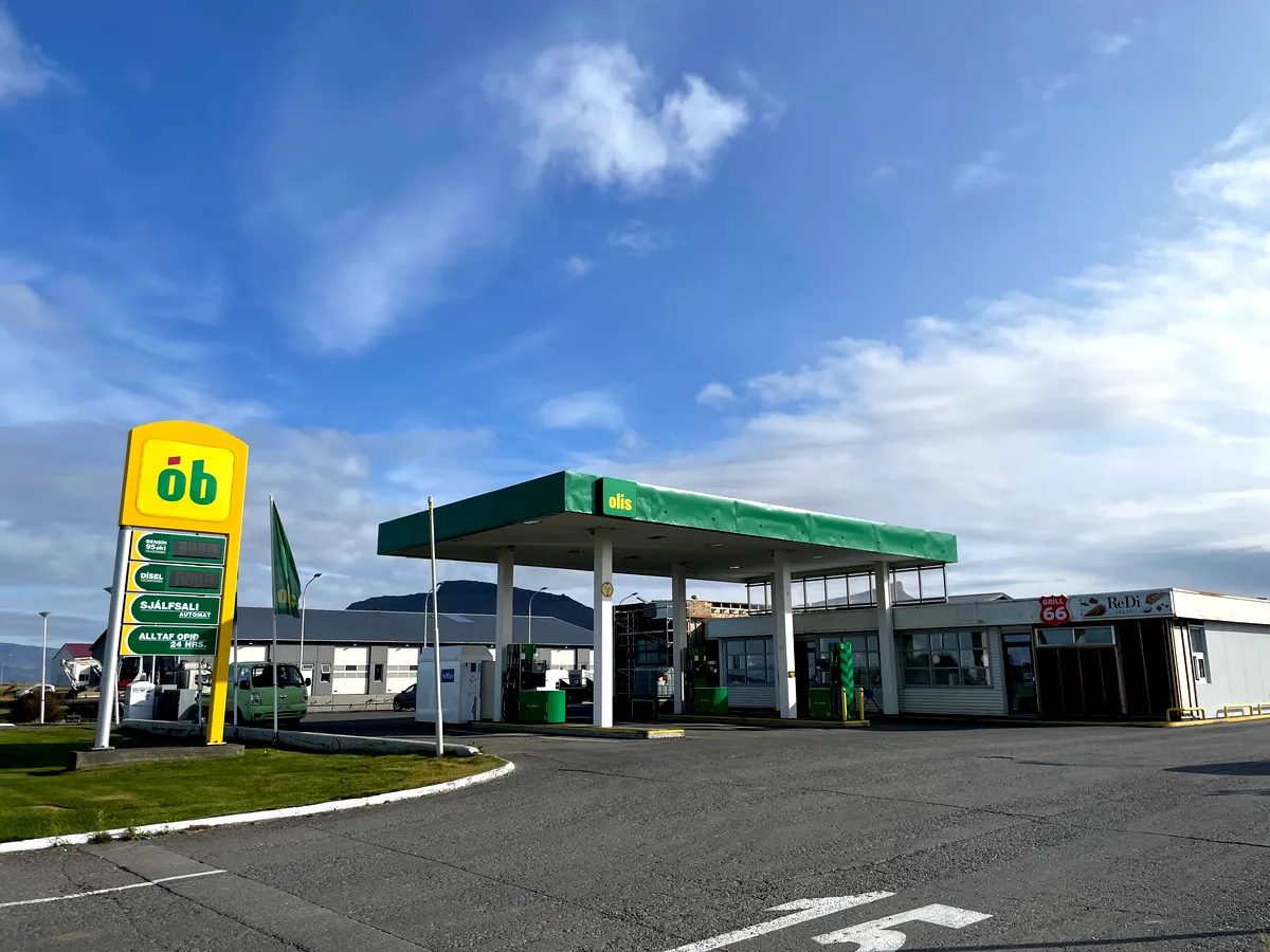 Gasolinera de autoservicio en Islandia que ofrece reabastecimiento de combustible de autoservicio para viajeros que exploran el pa&iacute;s.