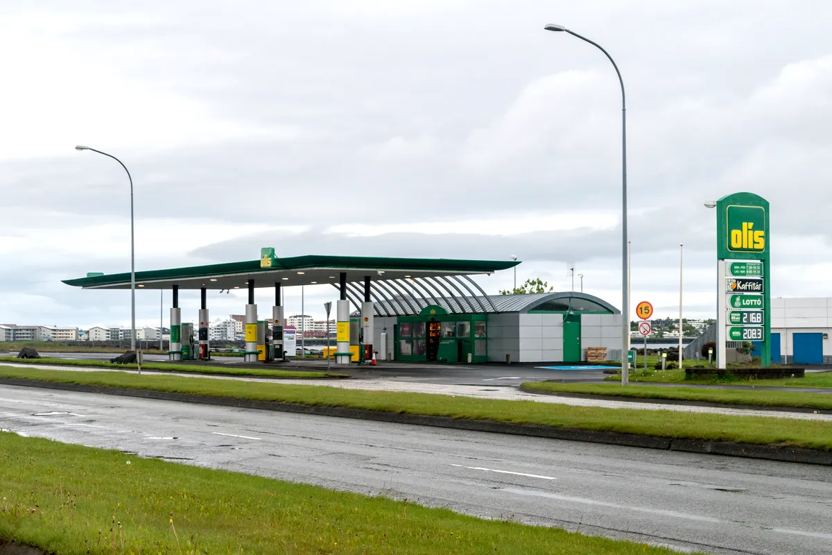 Gasolinera Ol&iacute;s en Islandia, que proporciona combustible y servicios para viajes largos por carretera en todo el pa&iacute;s