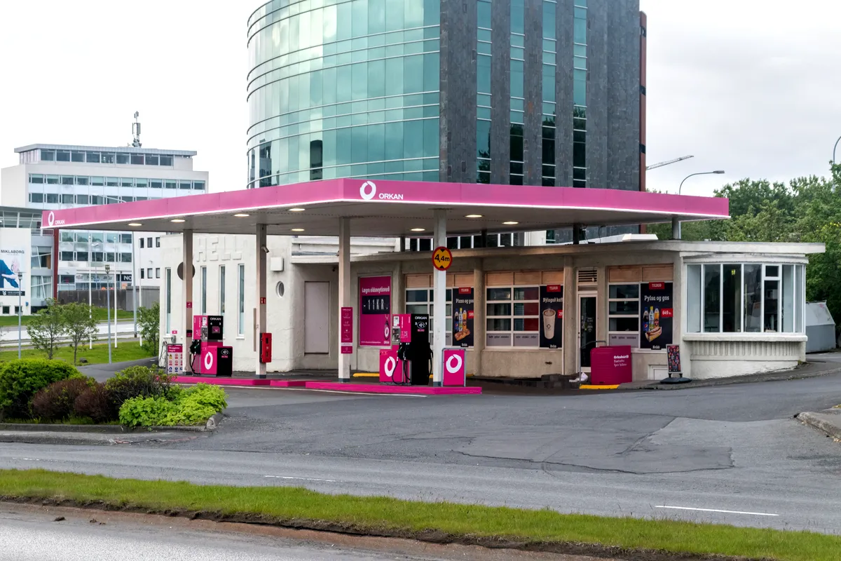 Estaci&oacute;n de servicio Orkan en Reykjavik, Islandia, que ofrece servicios de combustible y tienda de conveniencia.