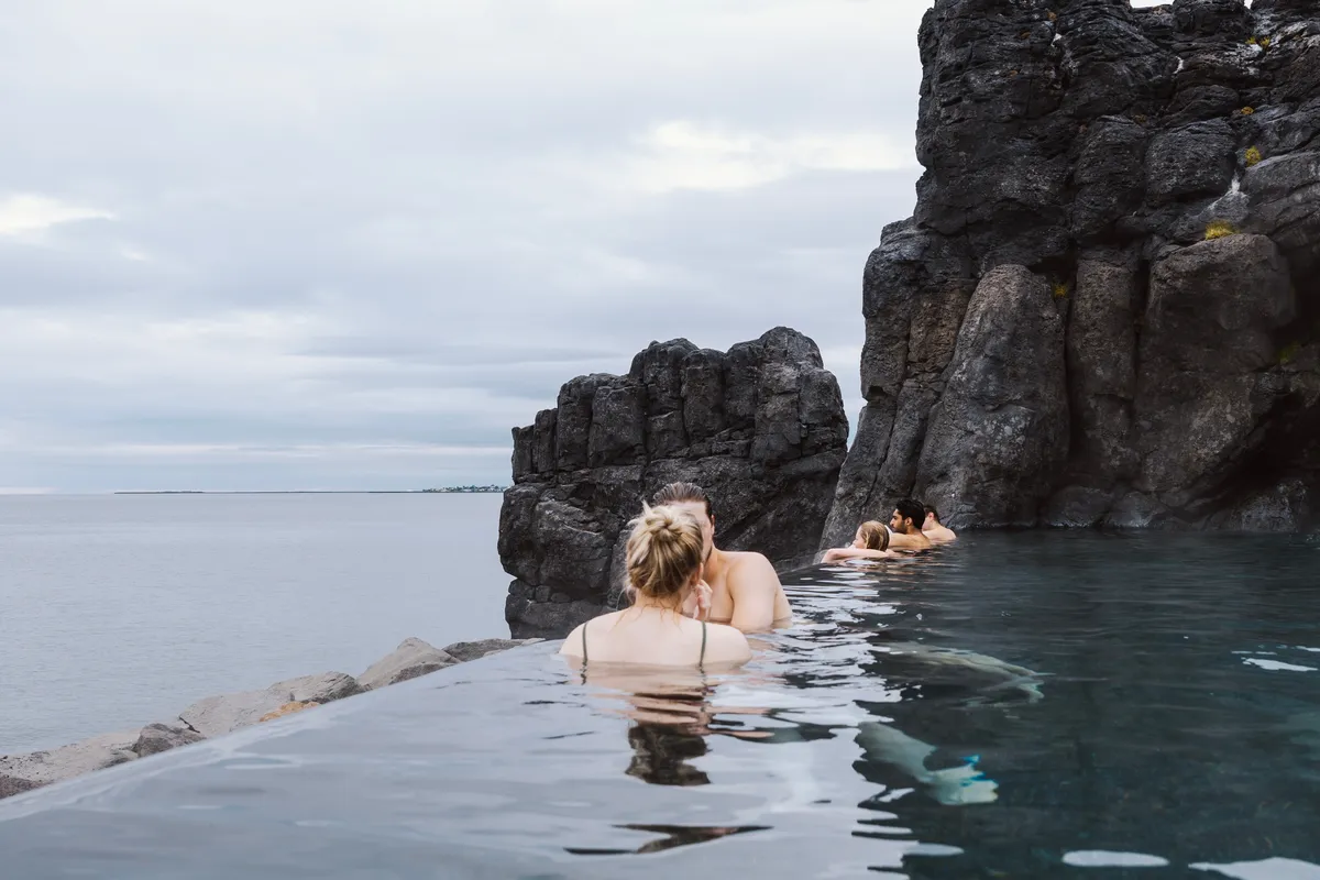 Vista de las aguas termales de Islandia en julio, que muestra la belleza y el atractivo de visitarlas durante los meses de verano.