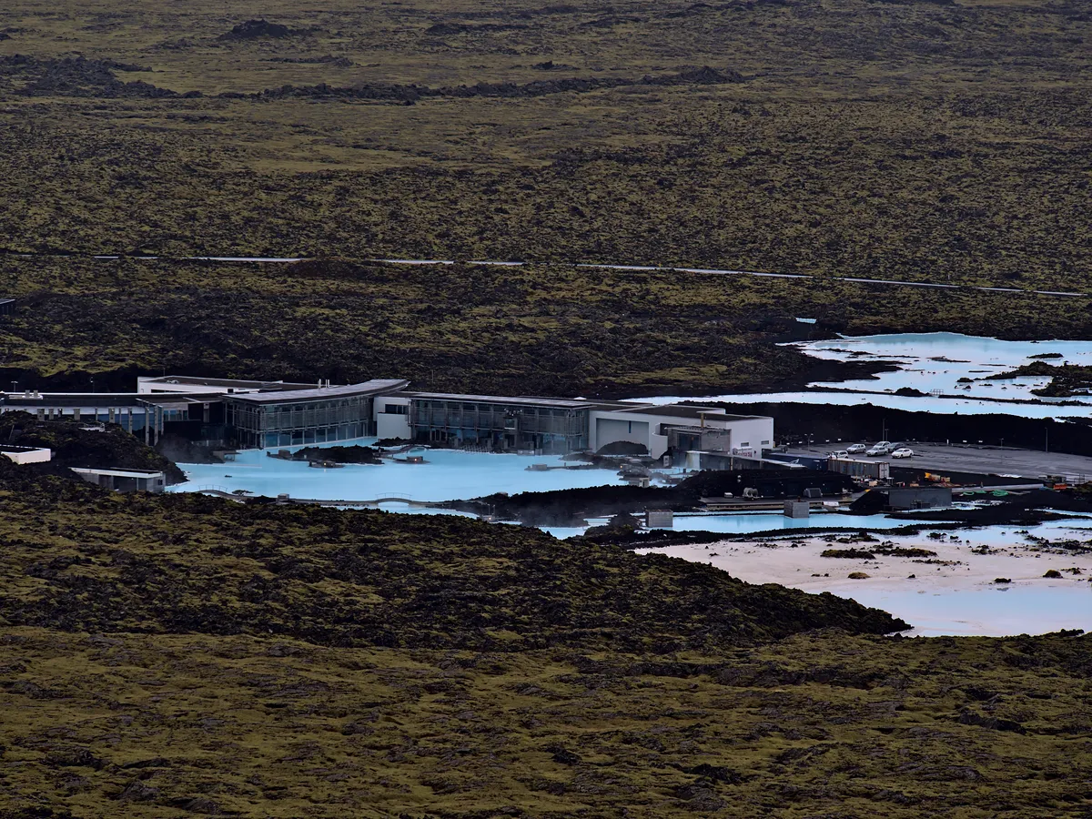 Vista aérea del Blue Lagoon Resort en Islandia El Blue Lagoon Resort está situado en un paisaje volcánico, rodeado de piscinas de agua geotermal humeante