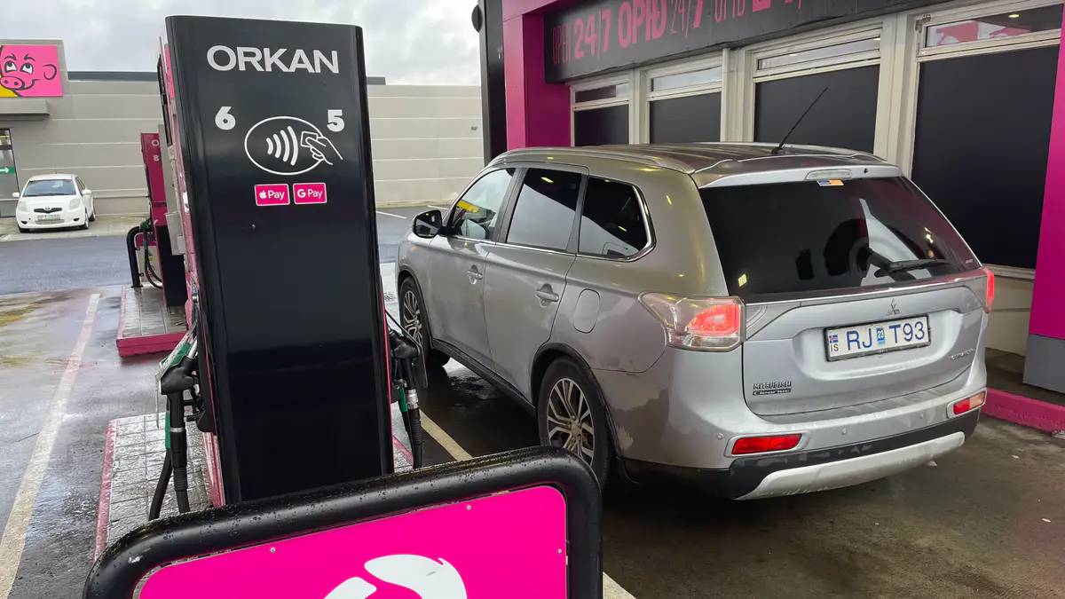 Estación de servicio Orkan en Islandia con pago digital Vehículo repostando en una gasolinera Orkan en Islandia, que permite pagos digitales como Apple Pay y Google Pay. Estas estaciones son comunes en el país y ofrecen autoservicio las 24 horas.