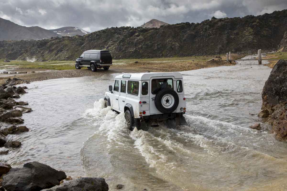 Zona inundada en las Tierras Altas de Islandia Un par de coches 4x4 atraviesan una zona inundada en las Tierras Altas de Islandia.