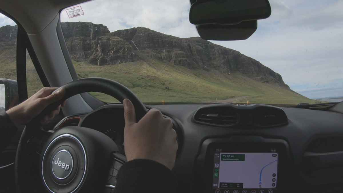 Un vehículo 4x4 en la carretera Una persona conduce un vehículo 4x4 en lo que parece ser una carretera islandesa designada solo para este tipo de vehículos.