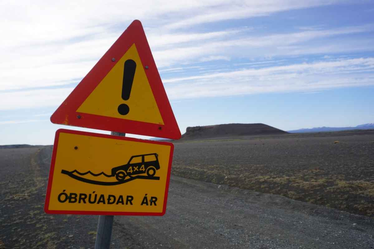 Una se&ntilde;al de tr&aacute;fico islandesa indica que solo se permiten veh&iacute;culos 4x4 en esta carretera, probablemente un camino F.