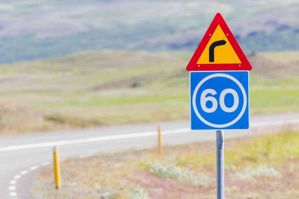 Una se&ntilde;al triangular en Islandia indica la necesidad de reducir la velocidad a 60 debido a la continua presencia de curvas en la carretera.
