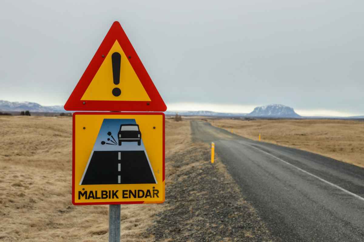 Una se&ntilde;al de tr&aacute;fico en Islandia indica que el camino asfaltado termina bajo la inscripci&oacute;n en lengua local 'Malbik endar'.
