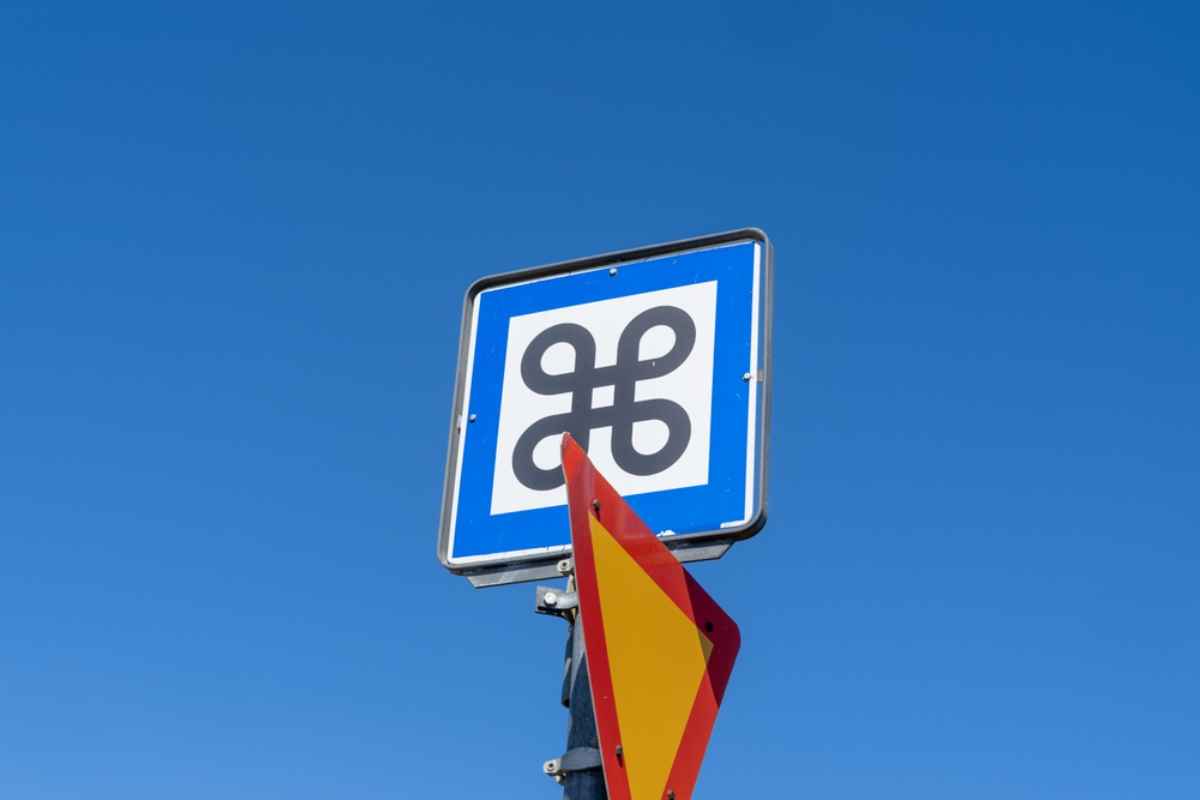 Una se&ntilde;al de tr&aacute;fico en Islandia bajo un cielo azul claro indica la presencia de puntos de inter&eacute;s en la zona.