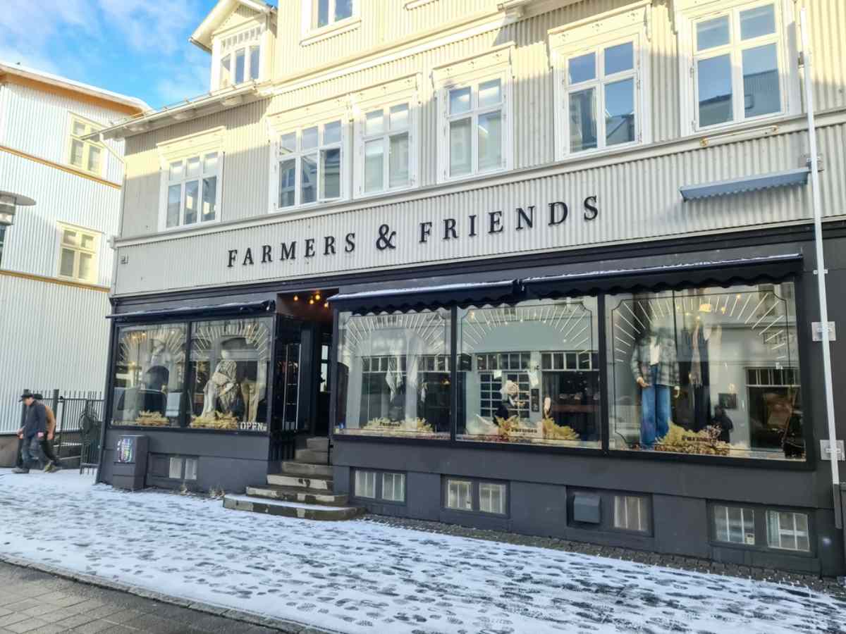 Vista general de la fachada de la famosa tienda Farmers & Friends de Reikiavik, ubicada en uno de sus distritos m&aacute;s vanguardistas.