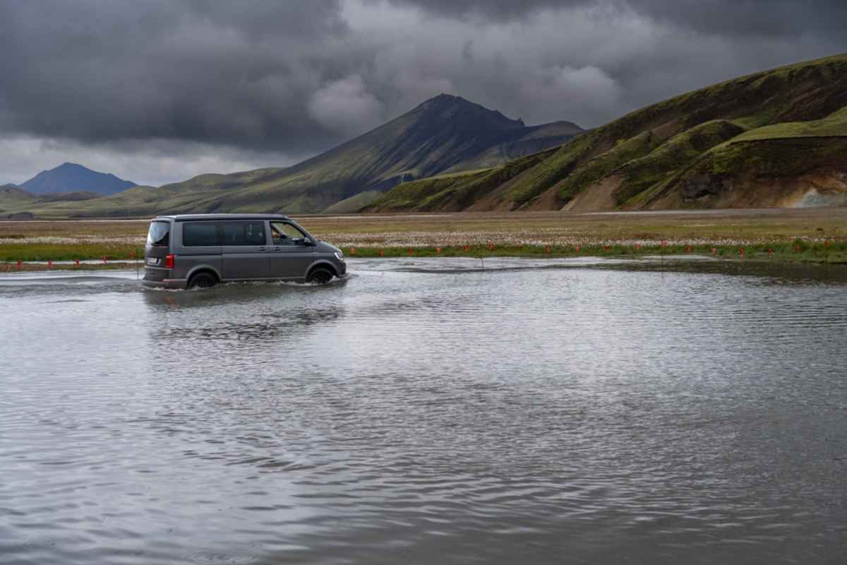 Una autocaravana gris rodeada de agua Una autocaravana gris está rodeada de agua en una carretera de Islandia debido al aumento del nivel de los ríos con la llegada de la primavera.