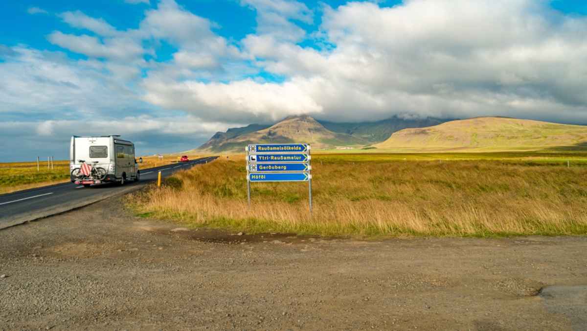 Señales de tráfico en Islandia Señales de tráfico en Islandia mientras pasa una autocaravana blanca.