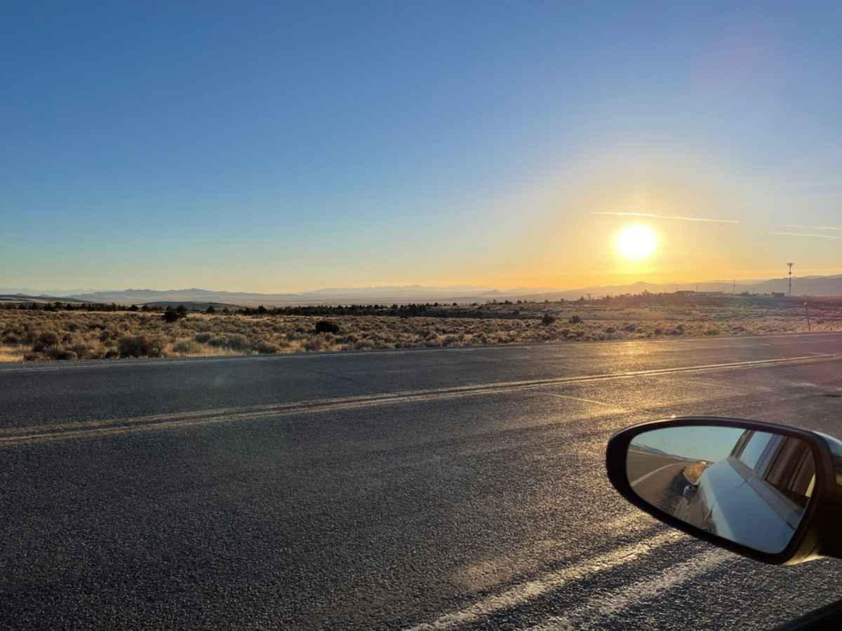 24 horas de luz en Islandia Imagen del sol de medianoche vista desde el lado del conductor