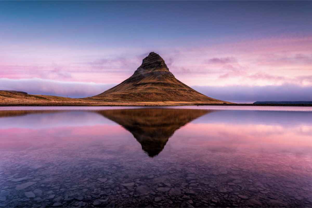 ¿Se pone el sol alguna vez en Islandia? Montaña Kirkjufell con la luz del sol de medianoche