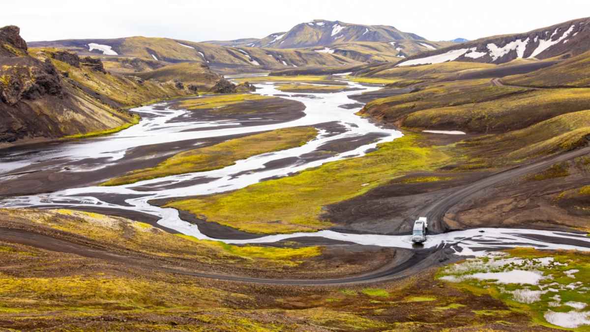 Una autocaravana cruza el llamado «Río Amarillo» de Islandia en una ruta con vistas impresionantes y carreteras onduladas.