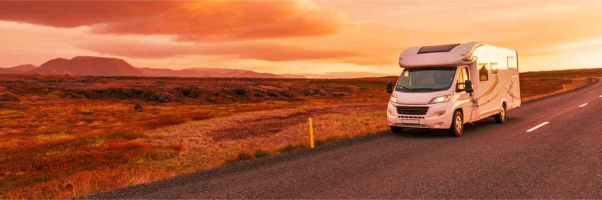 Carreteras con túneles para autocaravanas y campers Autocaravana circulando por la Ring Road de Islandia al atardecer