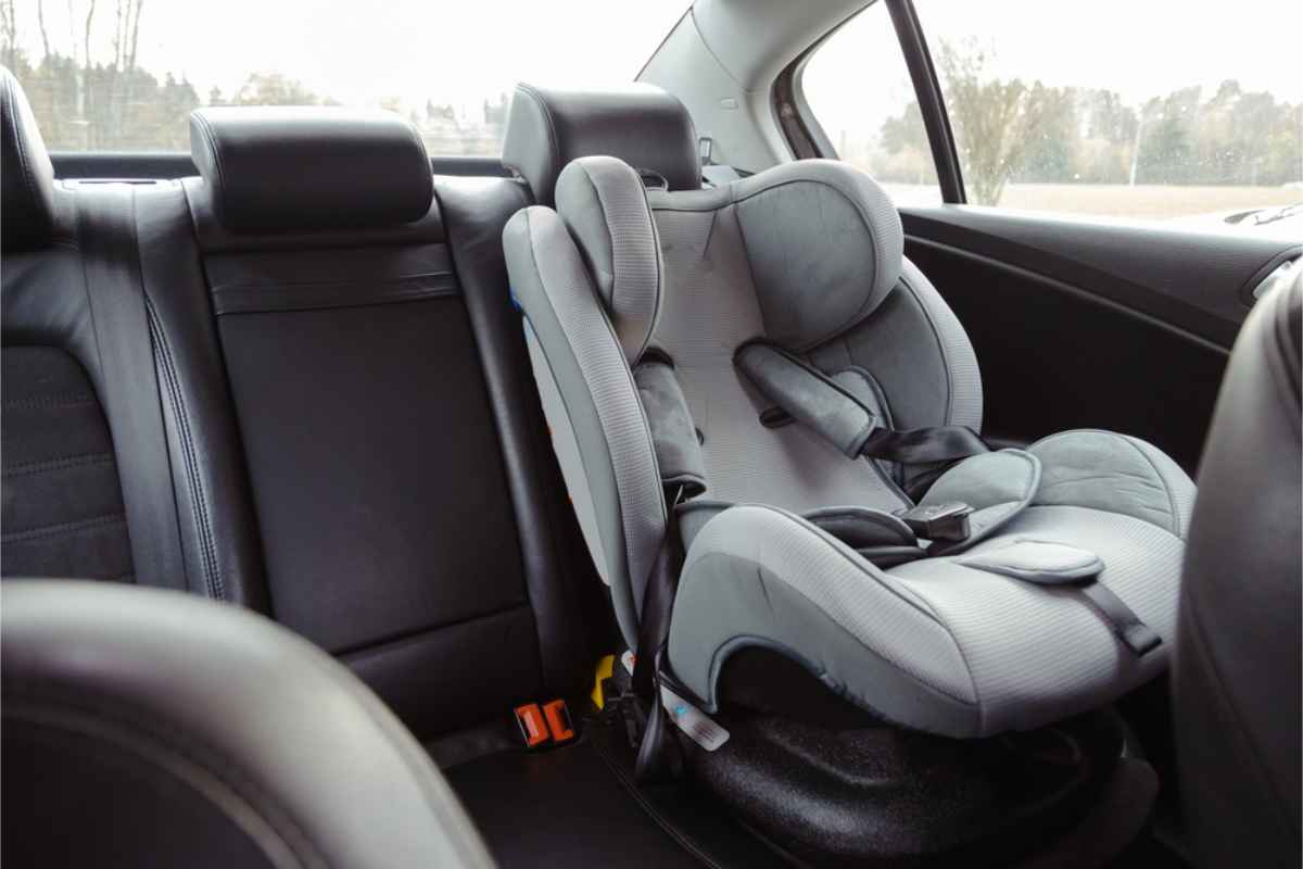 Silla de retenci&oacute;n infantil gris instalada en un coche