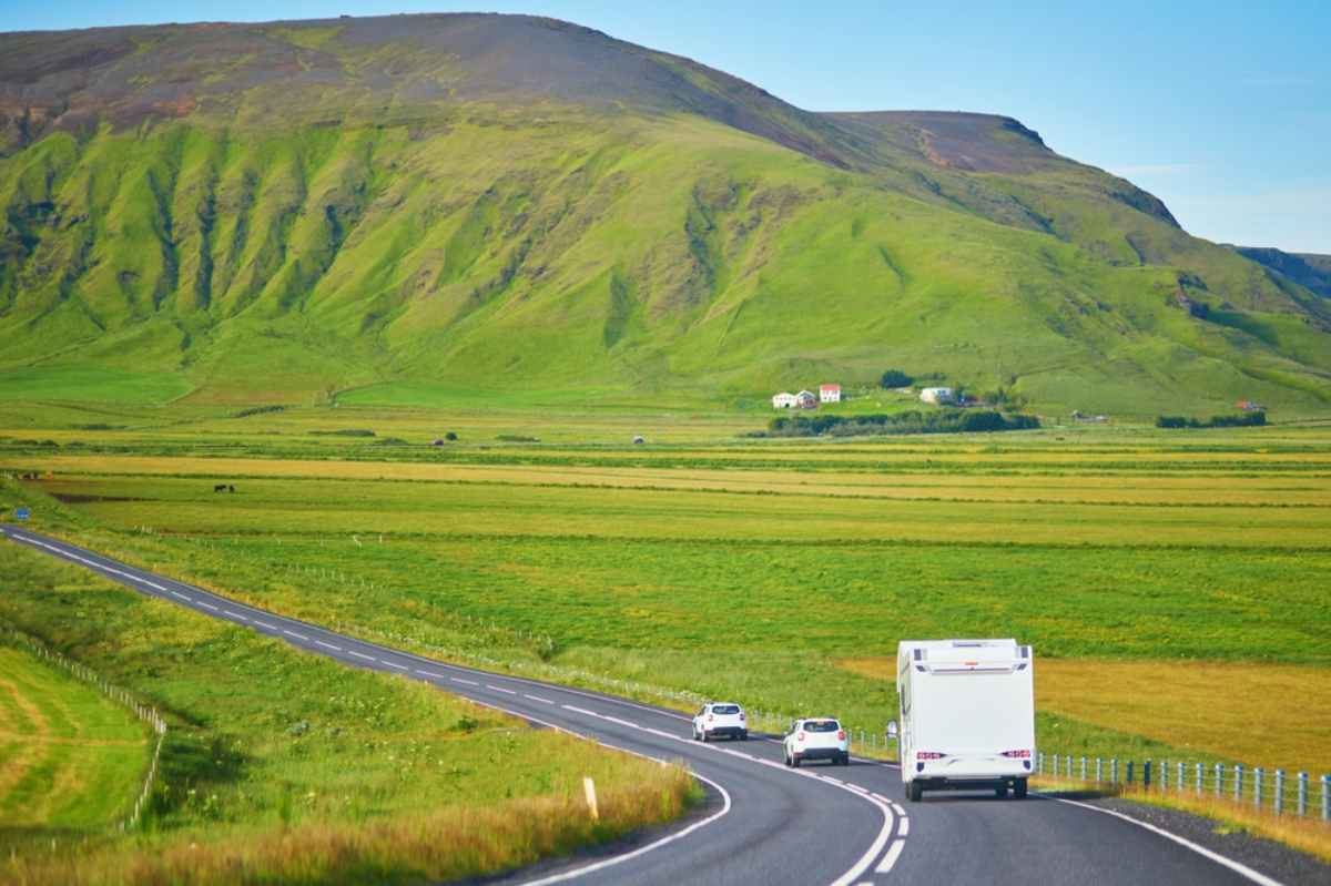 Autocaravana recorriendo el paisaje veraniego de Islandia