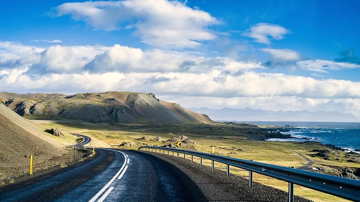 Tramo de la Ring Road junto a la costa bajo cielo nuboso.