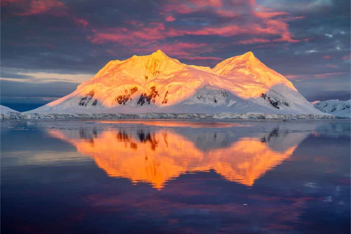 Hermosa cordillera bañada por la luz del sol de medianoche